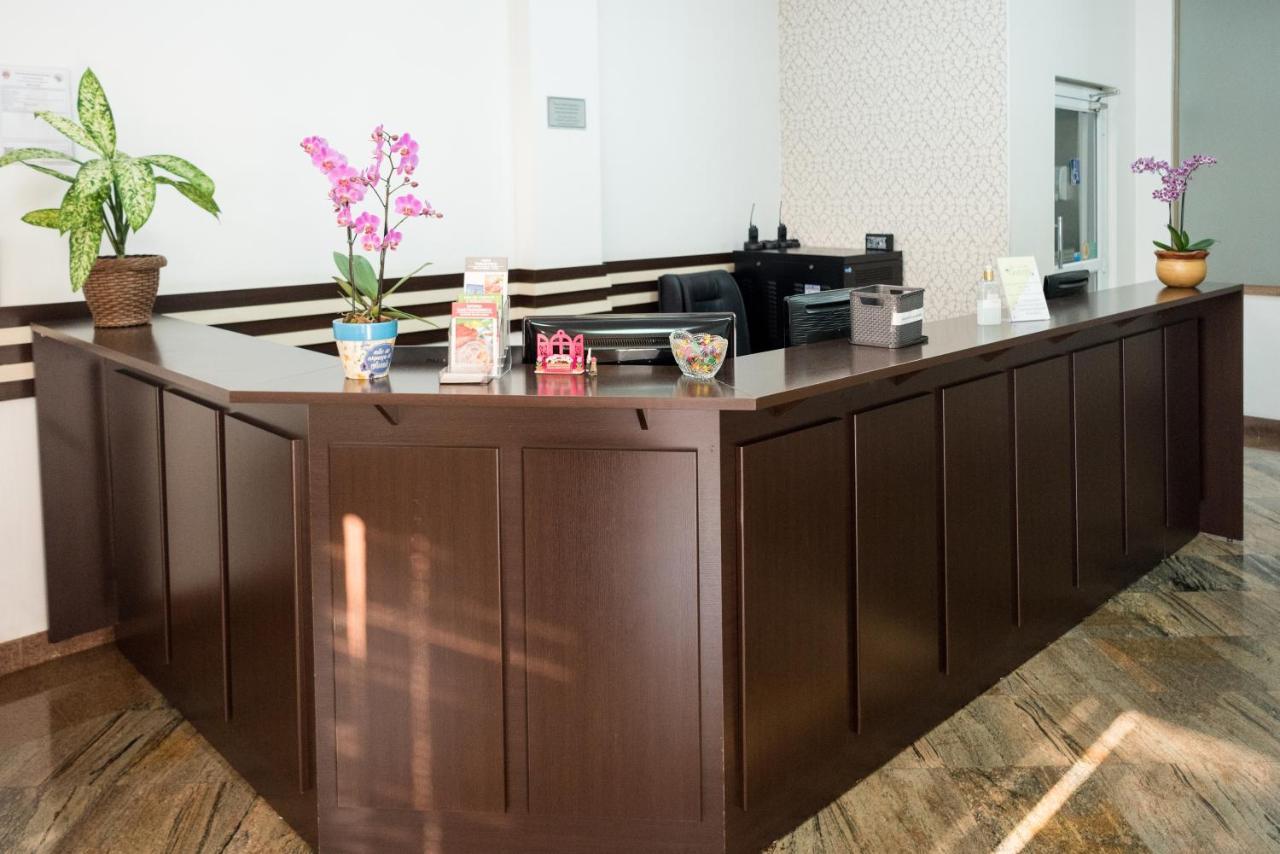 Holambra Garden Hotel Exterior photo A reception desk